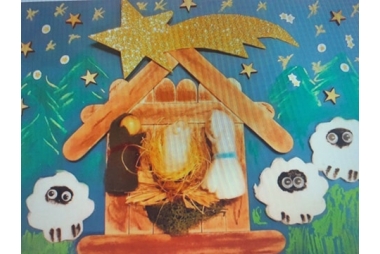 praca plastyczna szopka betlejemnska z Jezuskiem maryją i Józefem , po obus tronach owieczki, nad szobką gwizada betlejemska oraz gwiazdy na niebie