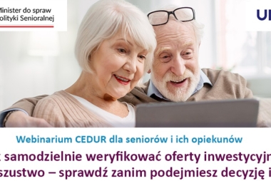 Para osób w dojrzałym wieku przed laptopem 