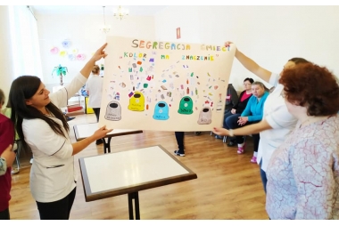 Dwie pielęgniarki trzymają plakat "Segregacja śmieci - kolor ma znaczenie" 