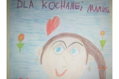 Dziecięcy rysunek mamy z napisem Dla kochanej mamusi 