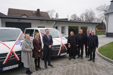 Ks. Tadeusz Isakowicz-Zalewski poświęcił dwa nowe busy dla WTZ w Libiążu i Trzebini