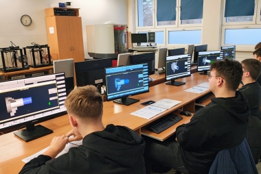 Uczniowie przed monitorami komputerów 
