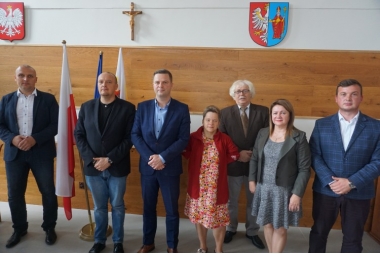 od lewej  dominik godń, adam potocki, wicestarosta, dorota bużyk, andrzej jura, teresa majewska ,Mariusz Witek zdjecie na dużej sali konferencyjnej 