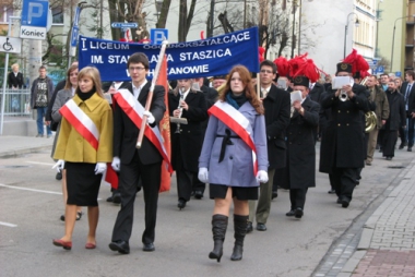 Odsłonili orła na gmachu I LO w Chrzanowie