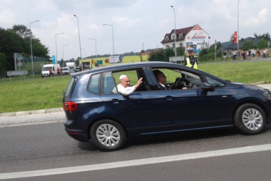 W piątek przez Chrzanów i Libiąż przejechał Ojciec Święty - zobacz zdjęcia 