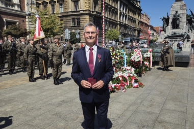 Mężczyzna w garniturze na Placu Matejki w Krakowie 