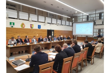 Zdjęcie radnych Rady Powiatu podczas sesji w dużej sali konferencyjnej starostwa powiatowego w Chrzanowie.