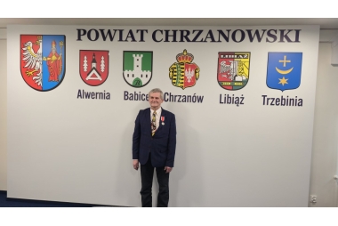 Zdjęcie mężczyzny w garniturze wraz z medalem.