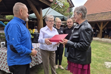 Wicestarosta Chrzanowski Ewa Jędrysik wręcza pamiątkową tabliczkę rodzinie Góreckich