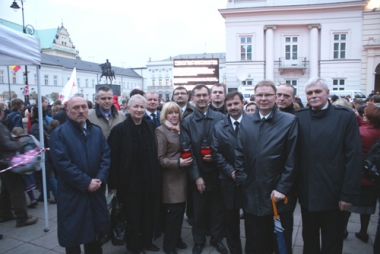 Samorządowcy z powiatu chrzanowskiego oddali hołd parze prezydenckiej