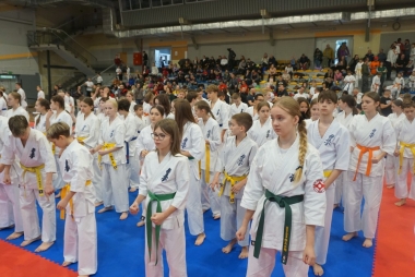 Młodzi karatecy w hali sportowej w Libiążu 