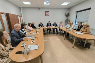 Osoby siedzą przy stołach 