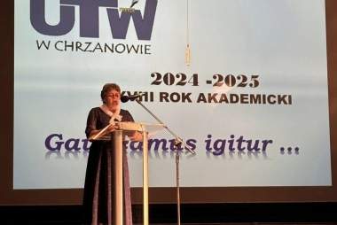 Kobieta w długiej sukni przemawia 