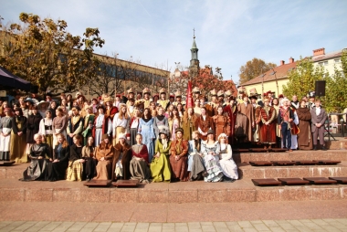 Zdjęcie zbiorowe uczestników inscenizacji na rynku w Chrzanowie 