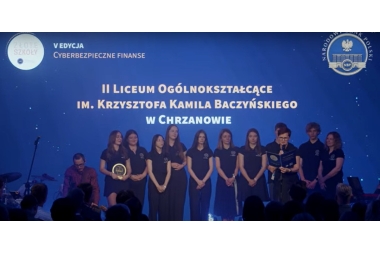 Zdjęcie kilkunastu osób stojących obok siebie na dużej, wirtualnej ściance. Głównie w wieku nastoletnim, uczniowskim.