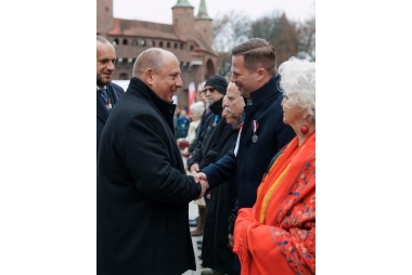 Wojewoda podaje rękę staroście 