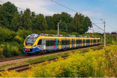 Zdjęcie pociągu kolei małopolskich na torach