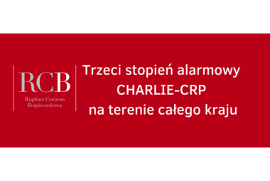 czerwone tło biały napis trzeci stopień alarmowy charlie-crp na terenie całego kraju