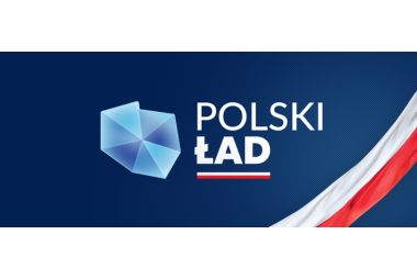 granatowe tło niebieska grafika przedstawiająca kontury polski, napis polski łąd biały oraz w narozniku biało - czerwona flaga 