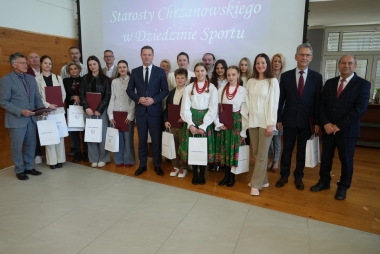 Młodzież, rodzice oraz władze powiatu pozują do zdjęcia