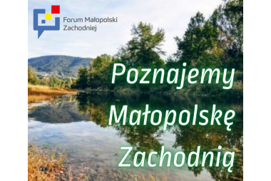 bANENR POZNAJEMY MAŁOPOLSKĘ ZACHODNIĄ W TEL GÓRY, NA ŚRODKU RZEKA A PO LEWEJ STRONIE DRZEWA I ZIELEŃ U GÓLRY LOGO FORUM MAŁOPOLSKI ZACHODNIEJ 