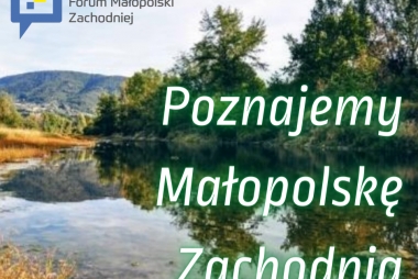 BANER POZNAJEMY MAŁOPOLSKĘ ZACHODNIA W TLE GÓRY PO PRAWEJ STR DRZEWA POSRODKU PŁYNIE RZEKA, W ROGU LOGO  FORUM MAŁOPOSLKI ZACHODNIEJ DYMEK Z NIEBIESKIEGO, ŻÓŁTEGO I CZERWONEGO PROSTOKĄTÓW