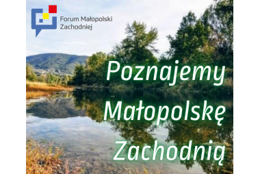 BANER POZNAJEMY MAŁOPOLSKĘ ZACHODNIA W TLE GÓRY PO PRAWEJ STR DRZEWA POSRODKU PŁYNIE RZEKKA, W ROGU LOGO  FORUM MAŁOPOSLKI ZACHODNIEJ DYMEK Z NIEBIESKIEGO, ŻÓŁTEGO I CZERWONEGO PROSTOKĄTÓW