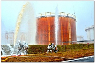 Ćwiczenia strażackie w rafinerii 
