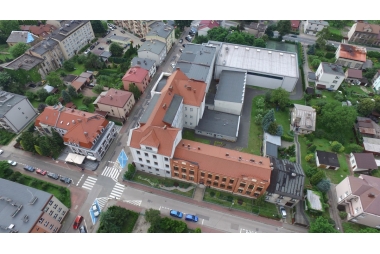 zdjęcie z lotu ptaka na zdjeciu dach budynku I LO w Chrzanowie 