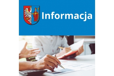 niebieski baner biały napis informacja na dole zdjęcie ręki trzymającej długospis  nad kartką oraz kalkulator