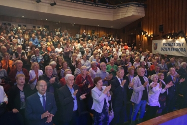 Rozśpiewany tłum klaszczących osób 