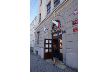 Uczennica wchodzi do budynku szkoły 