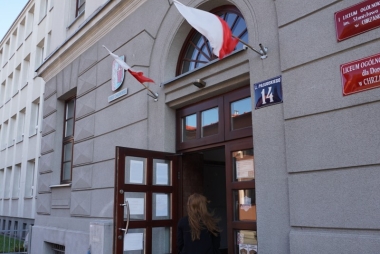 Dziewczyna wchodzi do budynku szkoły 