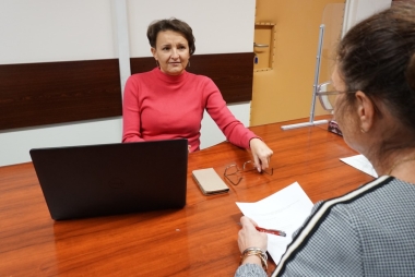Kobiety siedzą naprzeciwko siebie 