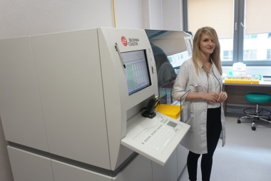 Sorter, obok pracownica 