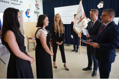 Uczennice otrzymują nagrody z rąk wicestarosty i dyrektora szkoły II LO w Chrzanowie 