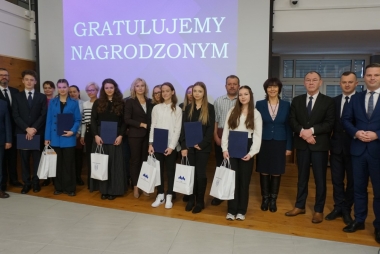 Młodzież pozuje do zdjęcia z rodzicami, radnymi powiatowymi i dyrektorami szkó.ł 