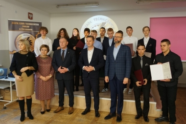 Grupa młodzieży wraz z dyrektorami szkół i starostami 