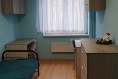 Pokój młodzieżowy. Tapczan, biurko, półki ścienne 