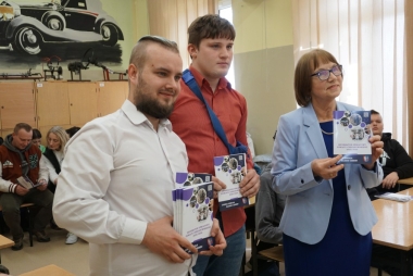 Dwóch chłopaków i kobieta z informatorami w ręku