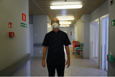 Ordynator Jacek Szymkowiak stoi  w maseczce na korytarzu oddziału wewnętrznego