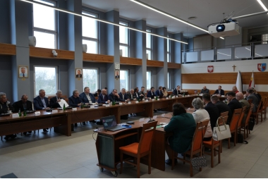 Zdjęcie kilkudziesięciu osób siedzacych przy stołach, na sali nard Starostwa Powiatowego w Chrzanowie.