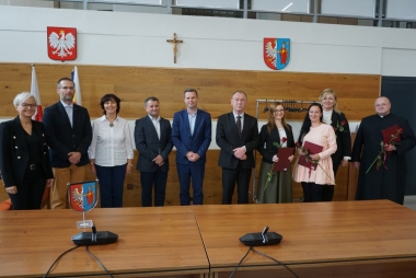 starosta, wicestraosta, dyrektorzy szkół oraz nauczyciele pozuja do współnego zdjęcia
