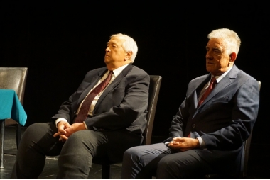 Bogusław |Mąsior i Zbigniew Klatka , siedzą na krzesłach, na scenie  sali kinowej MOKSiR