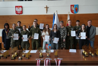 Kilkunastu uczniów pozuje do wspólnego zdjęciami z dwiema kobietami.