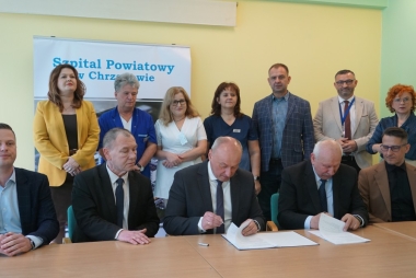 Cztrech mezczyzn podpisuje dokumenty 