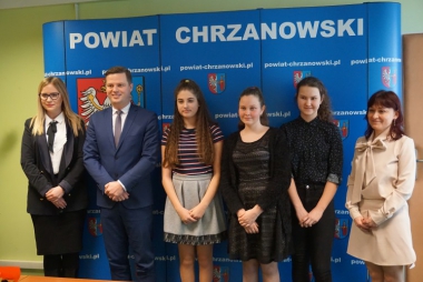 14-latki z powiatu chrzanowskiego laureatkami ogólnopolskiego konkursu „Moja Niepodległa za 20 lat”, w którym doceniono ich talent literacki i wyobraźnię