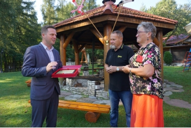 Wicestarosta przekazuje paterę państwu Góreckim 