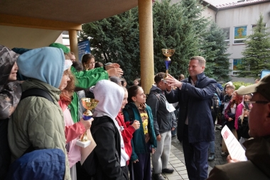 na zdjęciu znajduje się Bartłomiej Gębala - Starosta Chrzanowski wręczający puchar uczestniom XXV Powiatowy Rajd na Orientację 