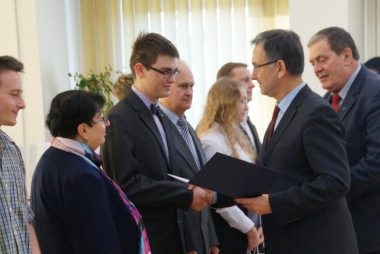 Wręczono Nagrody Starosty  dla uczniów szkół  ponadgimnazjalnych za rok szkolny 2014/2015